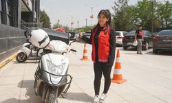 Beyza, kentin ilk kadın motokuryesi oldu