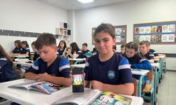 Ortaokul öğrencileri, QR kodla seslendirip, yazdıkları kitapla görme engelli çocuklara 'masal' dinlettiler