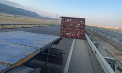 TIR'ın dorsesindeki konteyner, yola devrildi