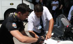 Yolcu gibi otobüse binen komiser, telefonla konuşan şoföre ceza kesti