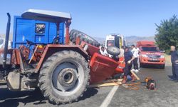 Kamyon ile traktör çarpıştı: 1 ölü