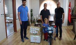 Sokakta çöpü konteynıra bırakan çocuğuna belediyeden ödül
