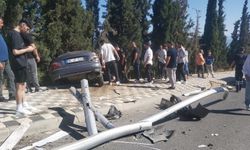 Aydınlatma direğine çarpan otomobil, kaldırımda asılı kaldı