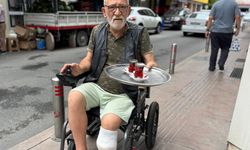 Kazada kaybeden kahvehaneci, siparişleri tekerlekli sandalye ile dağıtıyor