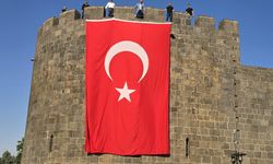Diyarbakır surlarına Türk bayrakları asıldı