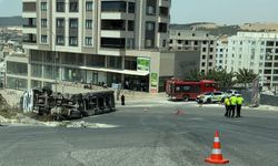 Tır devrildi: Sürücü yaralandı