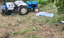 İlaçla yaparken fenalaşıp düştüğü traktör, üzerine devrildi