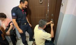 Yere düşen 75 yaşındaki adam kapıyı yumruklayarak sesini duyurdu