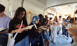 Liseliler metroda kitap okuyup farkındalık oluşturdu