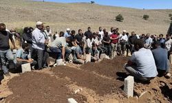 Mersin’deki kazada ölen aynı aileden 5 kişi, Diyarbakır'da yan yana toprağa verildi