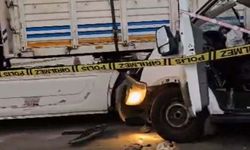 Öğrenci minibüsü tıra çarptı: 2 ölü, 10 yaralı