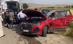 Takla atan otomobilde 2 kişi yaralandı