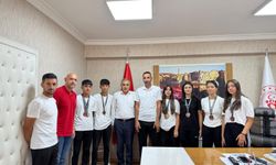 Batmanlı Şampiyonlara İl Müdürü Özperk’ten Eşofman Hediyesi