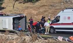 Diyarbakır'da minibüs devrildi: 2 ölü,  14 yaralı
