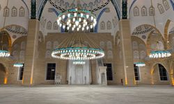 ÜNİVERSİTE CAMİİ GÖZ KAMAŞTIRIYOR