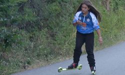 Kayaklı koşu takımı sporcuları, 40 derecede asfalt yolda çalışıyor