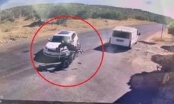 Motosiklet otomobile çarpıştı; 2 yaralı