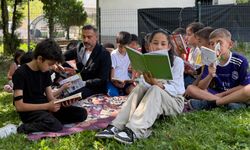 Muhtarlık kütüphanesinde kitap okuyan çocuğa hediye kampanyası