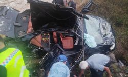 Otomobil, 5 metre yükseklikten menfezin önüne uçtu: 2 ölü, 3 yaralı