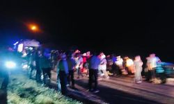 Siirt'te düğünden dönenleri taşıyan minibüs devrildi: 6’sı çocuk, 15 yaralı
