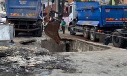 Yol çöktü, kamyon oluşan çukura düştü