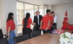 Öğrenciler İl Millî Eğitim Müdürü Yaşar Ciğer’i Ziyaret Etti