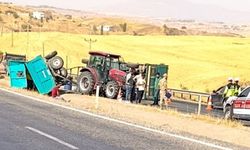 Bekirhan yolunda kaza: Traktör römorku yan yattı
