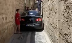 Navigasyonun yönlendirdiği araç sokakta sıkıştı