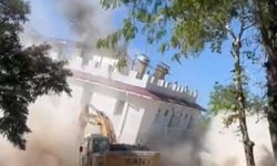 Diyarbakır'da depremde hasar gören eski emniyet binasının yıkımı yapıldı