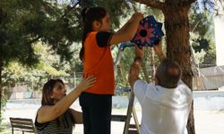 İLKOKUL ÖĞRENCİLERİNİN HAZIRLADIĞI KUŞ YUVALARI OKULUN BAHÇESİNİ SÜSLEDİ