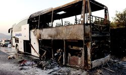 Seyir halindeyken alev alan yolcu otobüsü yandı