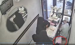 Kuyumcunun dikkatini dağıtıp, 2,5 kilogram altın çaldılar