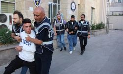 Takip edip bıçak çektikleri 2 kişinin 150 TL'sini gasbettiler; 2 tutuklama
