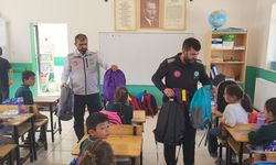 Umut Kervanı’ndan Van’daki öğrencilere kırtasiye desteği