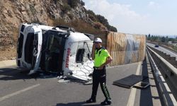 Yağ yüklü TIR devrildi; yol ulaşıma kapandı