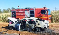 Diyarbakır'da seyir halindeki otomobil yandı