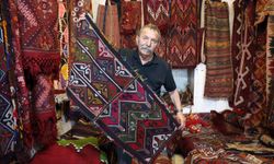 Bakır kalayı karşılığı topladığı kilim ve halılarla koleksiyon oluşturdu