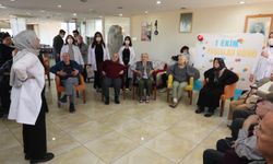 Huzurevini ziyaret edip, yaşlılarla egzersiz yaptılar