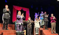 'Patisever' tiyatrocular, sokak hayvanlarının tedavisi için sahnede