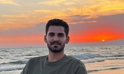 Refüje çarpan motosikletin sürücüsü öldü