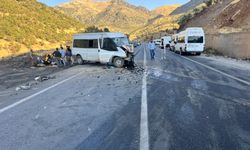 Şırnak'ta yolcu minibüsü ile hafif ticari araç çarpıştı: 11 yaralı