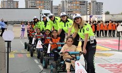 Batman'da Mobil Trafik Eğitim Tırı, Pazaryeri İlkokulunda öğrencilere trafik kuralları öğretti