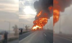 Seyir halindeyken alev alev yanan akaryakıt tankeri büyük korkuya neden oldu