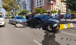 Otomobil orta refüje çıktı