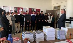 Başkan Özhan, üniversite adaylarına kaynak kitap dağıttı