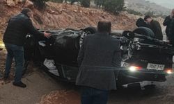 Kayganlaşan yolda otomobil takla attı: 2 yaralı