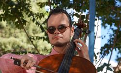 Görme engelli müzik öğretmeninden hastalara ‘ritim ve şarkılı terapi’