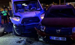 Mardin’de ambulans otomobille çarpıştı