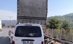 Hafif ticari araç kamyona çarptı: 3 ölü, 3 yaralı