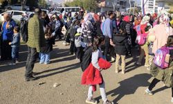 Diyarbakır'da okul yolunda ağır yaralanan öğrenci için veliler yolu kapattı